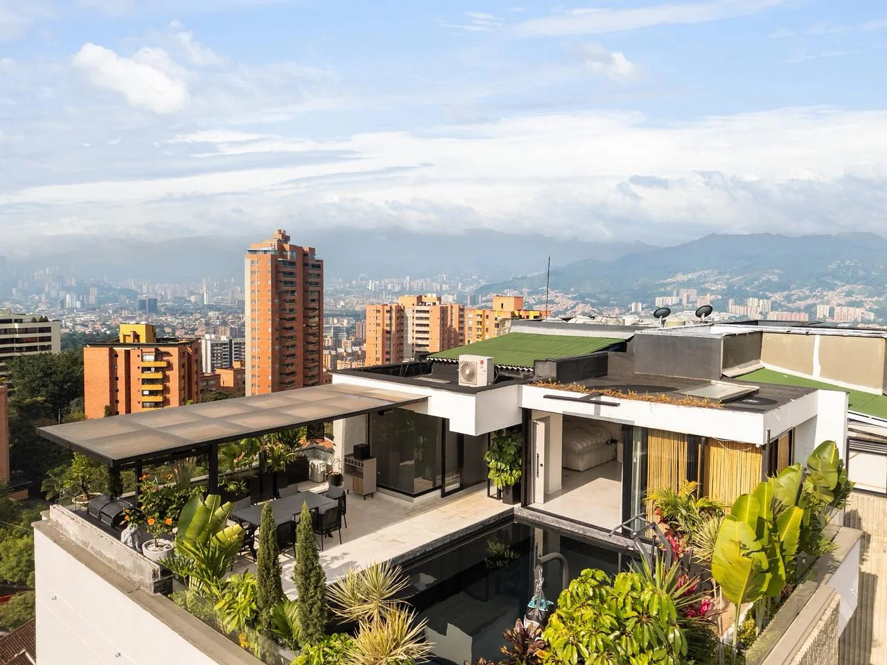 Vista aérea de la terraza con piscina y panorama de Medellín
